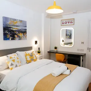  Habitación en casa particular New Luxury In The Heart Of Next To Shops, Cafes, Bars & Metro With Shared Bathrooms